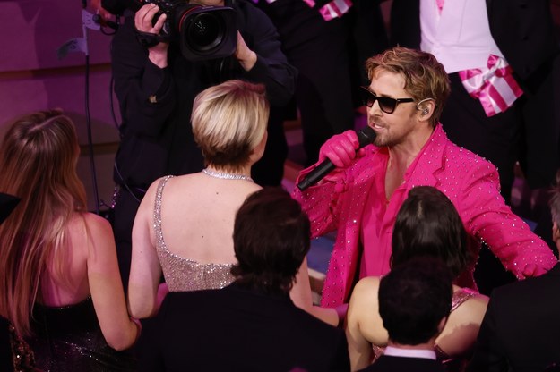 Gosling zszedł ze sceny i zaprosił do wspólnego śpiewania członkinie ekipy filmu "Barbie" /CAROLINE BREHMAN /PAP/EPA
