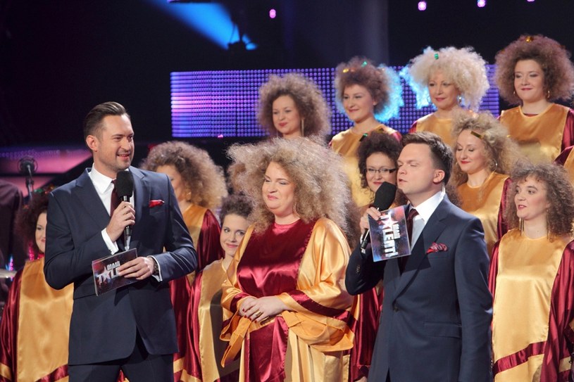 Gospel Joy w "Mam talent" w 2013 r., z przodu prowadzący Marcin Prokop i Szymon Hołownia /Jan Kucharzyk /East News