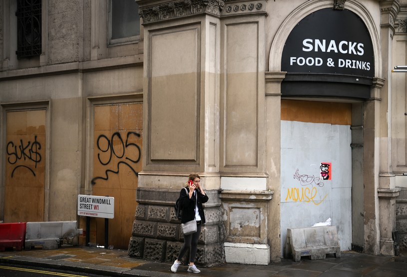 Gospodarka Wielkiej Brytanii skurczyła się w III kwartale. Na zdjęciu zamknięta kawiarnia w centrum Londynu /AFP /AFP