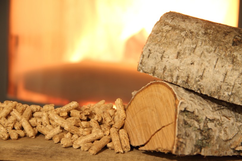 Gospodarstwa domowe, których główne źródło ciepła zasilane jest pelletem drzewnym, drewnem kawałkowym, skroplonym gazem LPG, olejem opałowym otrzymają jednorazowe dodatki /123RF/PICSEL