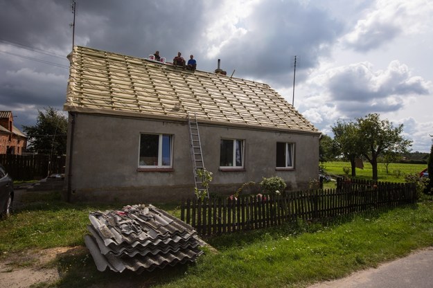 Gospodarstwo zniszczone przez nawałnicę /Marek Zakrzewski /PAP