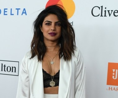 Goszcząc niedawno w programie "The One Show" Chopra opowiedziała o tym, jak trudno było jej zaistnień w amerykańskiej branży filmowej. "Miałam w sobie dużo wiary w to, że mogę wnieść coś nowego, świeżego, ale potrzebowałam odpowiedniej okazji. Ludzie wtedy nie rozumieli koncepcji głównej bohaterki granej przez aktorkę o brązowym kolorze skóry. Musi dokonać się wiele zmian, abyśmy mogli mówić o prawdziwej różnorodności na ekranie. I nie mam tu na myśli kina niezależnego, ale mainstreamowe hollywoodzkie filmy i seriale" - stwierdziła. Gdy w 2015 roku otrzymała angaż do "Quantico", stała się pierwszą południowoazjatycką aktorką, która dostała główną rolę w amerykańskiej produkcji. "Oczywiście lepiej późno niż wcale, ale to dowodzi, jak daleko nam do pełnej różnorodności" - podkreśliła.  

Gdy w 2000 roku zdobyła tytuł Miss World, jej kariera zaczęła się rozwijać w błyskawicznym tempie. Od razu pojawiły się propozycje ról filmowych i Priyanka Chopra zadebiutowała na dużym ekranie w bollywoodzkim filmie "Thamizhan". W kolejnych latach zagrała w jeszcze kilkudziesięciu indyjskich produkcjach, pojawiła się także w amerykańskich filmach "Baywatch. Słoneczny patrol" (nakręconym na kanwie serialu o tym samym tytule) czy "Jak romantycznie". Gwiazda ułożyła sobie także życie prywatne - ponad dwa lata temu wyszła za amerykańskiego aktora Nicka Jonasa.