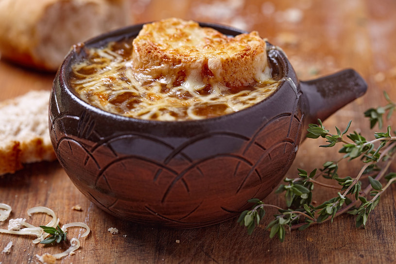 Gotową zupę możesz podawać ze świeżym tymiankiem /123RF/PICSEL