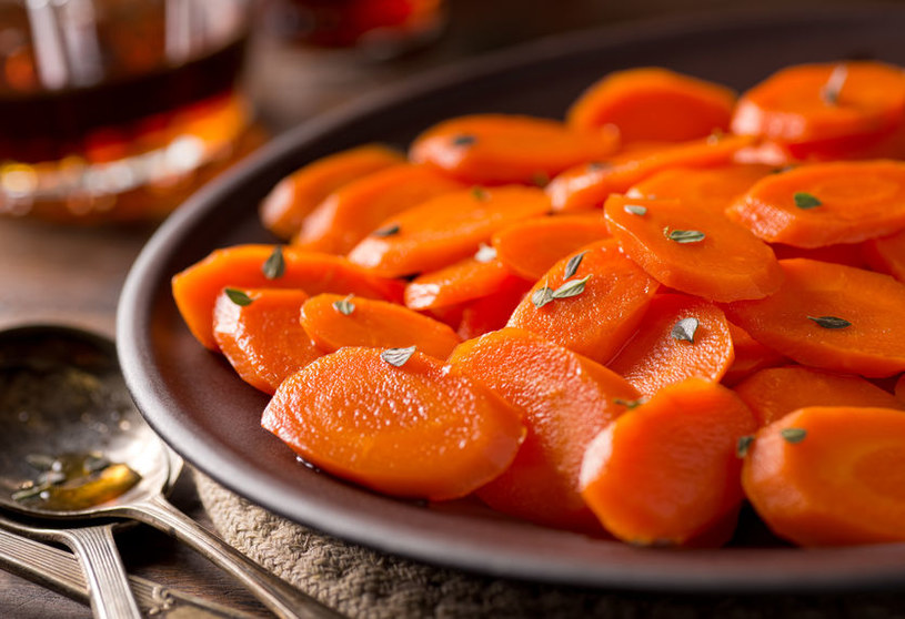 Gotowana marchew jest zdrowa, ale bardziej kaloryczna niż surowa /123RF/PICSEL