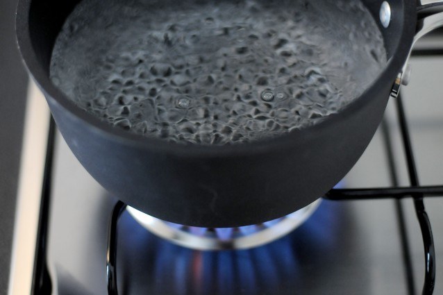 gotowanie wody szkodliwe substancje /© Photogenica