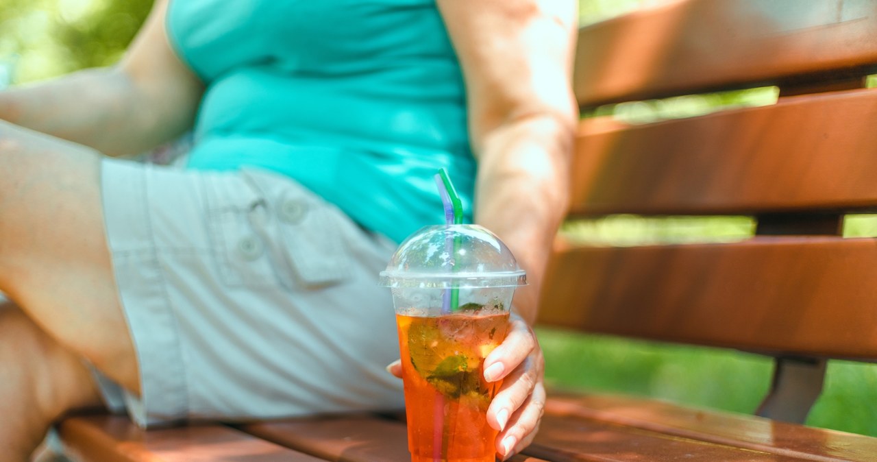 Gotowe herbaty na zimno często zawierają w składzie także cukier lub syrop glukozowo-fruktozowy /123RF/PICSEL