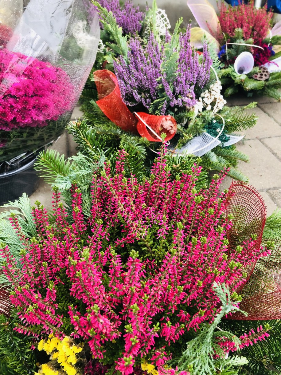 Gotowe wiązanki na straganach przy cmentarzu kosztują od 20 złotych /Agnieszka Wyderka /RMF FM