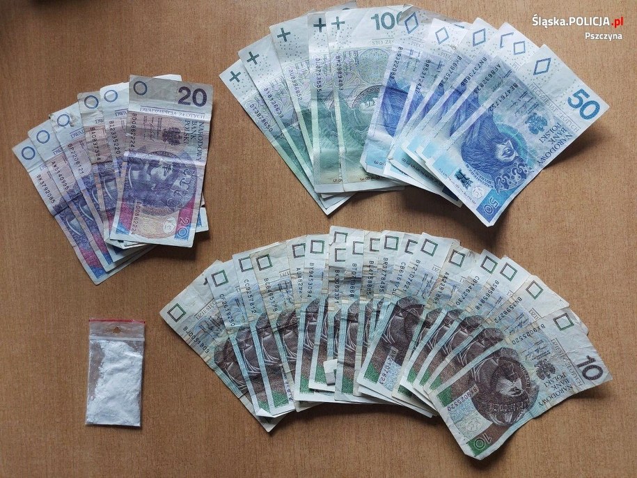 Gotówka i narkotyki znalezione przy podejrzanym /KPP Pszczyna /Policja