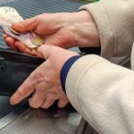 Gotówka ma się dobrze i nie chce odejść na emeryturę. Dane to potwierdzają