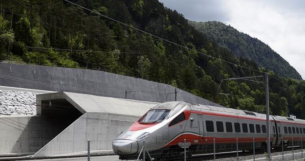 Gotthard-Basistunnel budowano przez ostatnich 17 lat. Pomysł powstał w 1947 r. /AFP