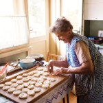 Gotują rosół z babcią, robią makaron jak dawniej. Trend podbija Instagram