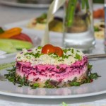 Gotuję buraki i jajka, dodaję śledzie. Ta sałatka na święto Trzech Króli to mój hit