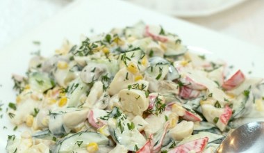 Gotuję jajka, kroję pieczarki i paprykę, dodaję majonez. Imprezowa sałatka z kilku składników