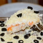 Gotuję jajka, ścieram marchewki, dodaję tuńczyka. Ta sałatka warstwowa to niebo w gębie