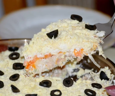 Gotuję jajka, ścieram marchewki, dodaję tuńczyka. Ta sałatka warstwowa to niebo w gębie