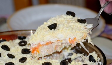 Gotuję jajka, ścieram marchewki, dodaję tuńczyka. Ta sałatka warstwowa to niebo w gębie