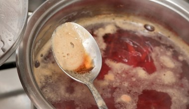 Gotujesz barszcz na święta? Nigdy nie rób tego w ten sposób, ściągniesz na siebie pecha