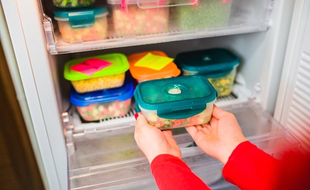 Gotujesz na zapas? Sprawdź, jak długo możesz przechowywać jedzenie w lodówce i zamrażarce