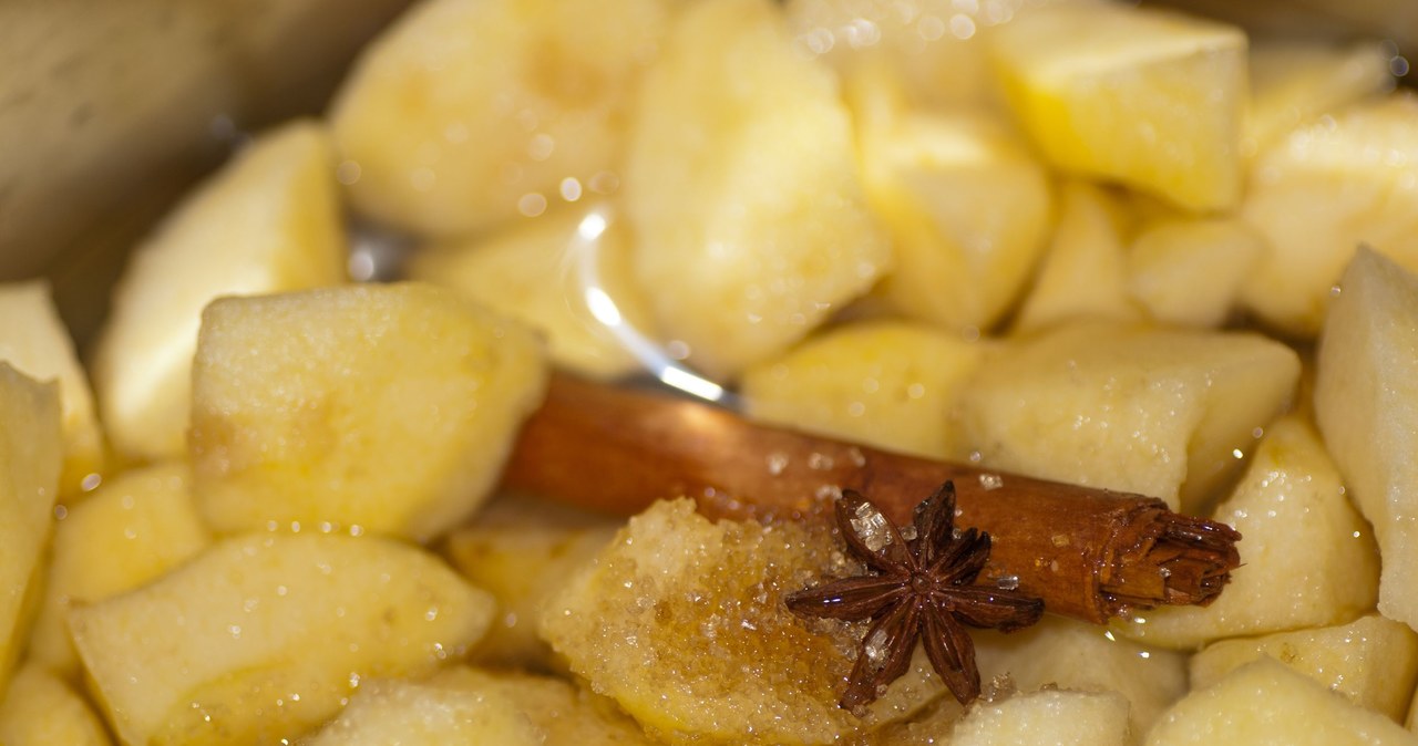 Goździki często kojarzą nam się z zimą, ale latem warto dodać je do domowego kompotu, ponieważ nadadzą mu one wyjątkowego aromatu! /123RF/PICSEL