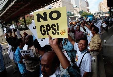 GPS nie podoba się nie tylko szpiegowanym żonom... /AFP