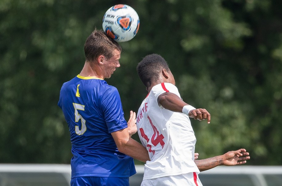 Gra głową może prowadzić u piłkarzy do problemów z utrzymaniem równowagi /University of Delaware /Materiały prasowe