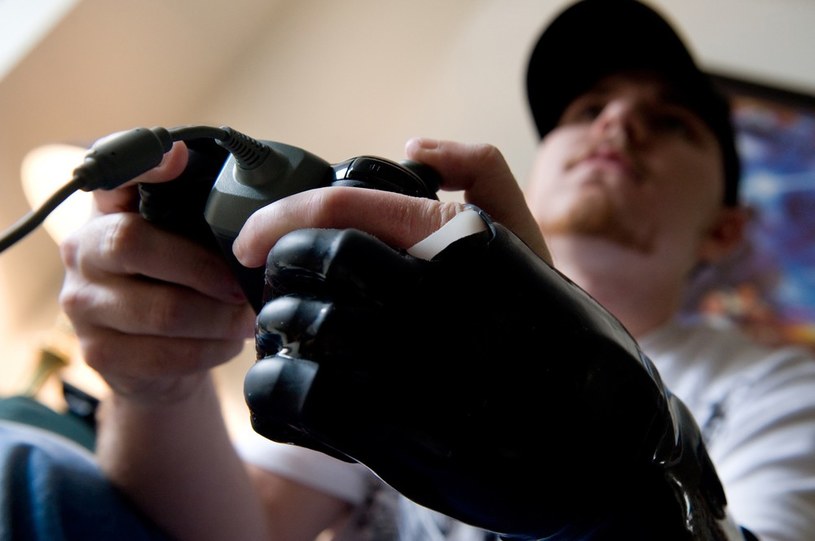 Gra na konsoli po utracie palców? Z bionicznymi protezami ma to być możliwe! /East News