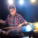 Gra na perkusji może pomóc dzieciom z autyzmem