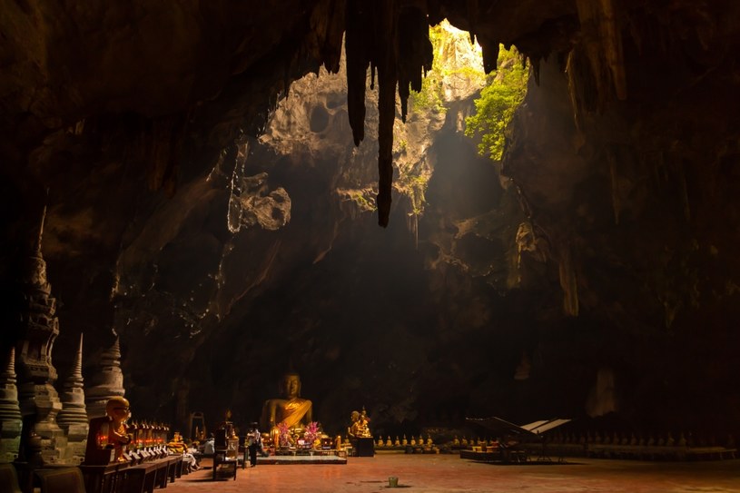 Gra światła i cienia w jaskini Khao Luang jest trudna do opisania /123RF/PICSEL