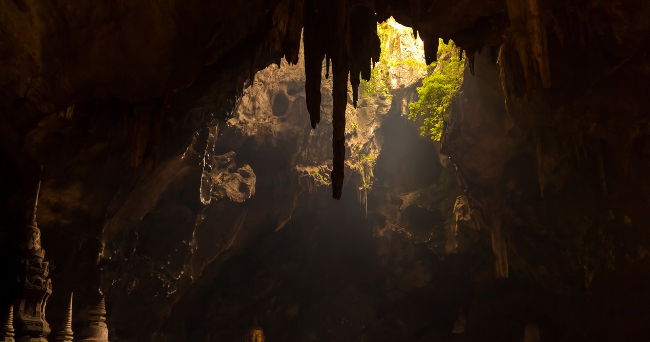 Gra światła i cienia w jaskini Khao Luang jest trudna do opisania /123RF/PICSEL