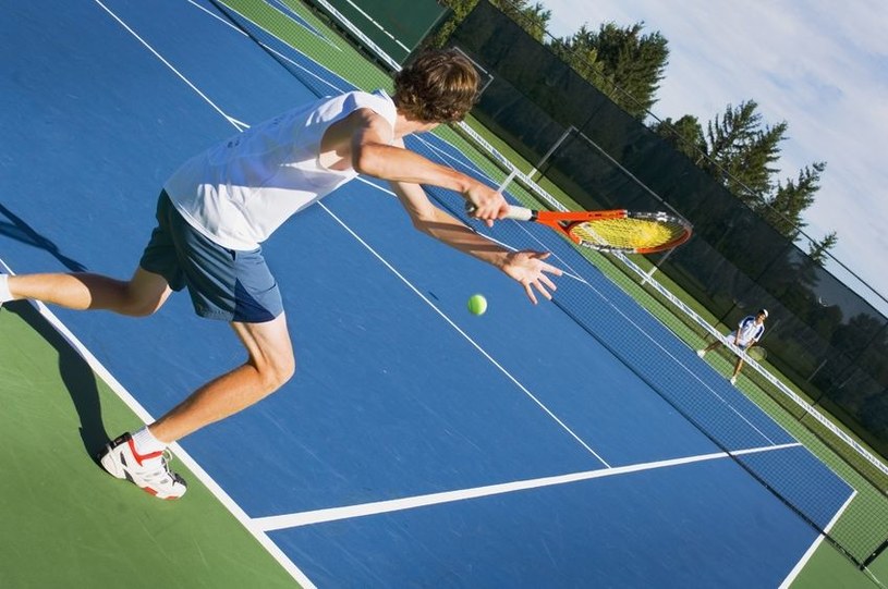 Gra w tenisa może wzmocnić kości nawet o 63 proc. /123RF/PICSEL