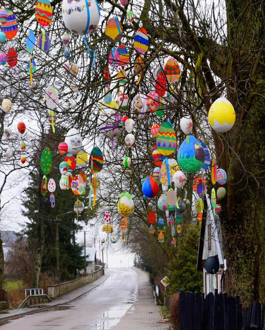 Grabów udekorowany pisankami /Gminny Ośrodek Kultury w Grabowie /Materiały prasowe