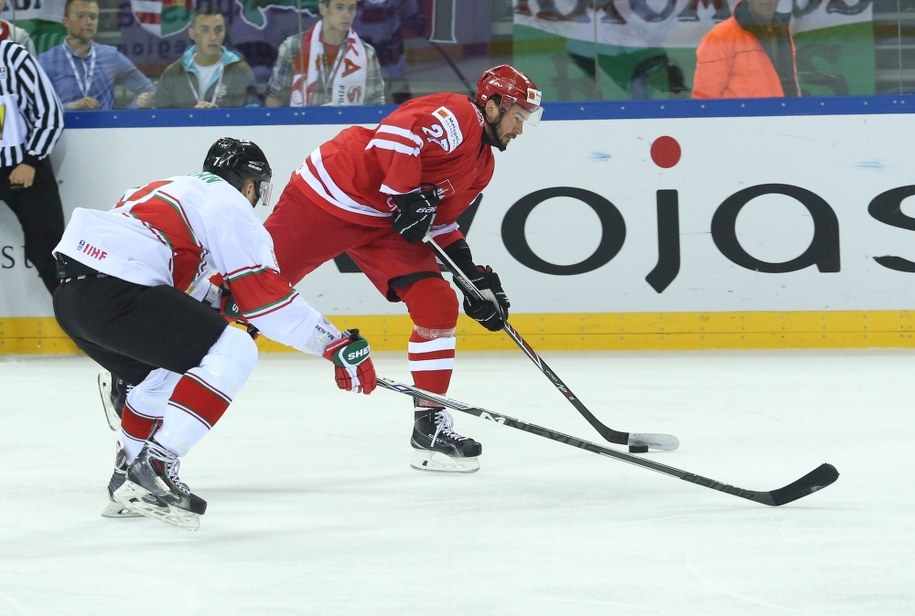 Gracz reprezentacji Polski Radosław Galant i Węgier Attila Orban podczas meczu hokejowych mistrzostw świata dywizji 1A w Krakowie / 	Stanisław Rozpędzik    /PAP