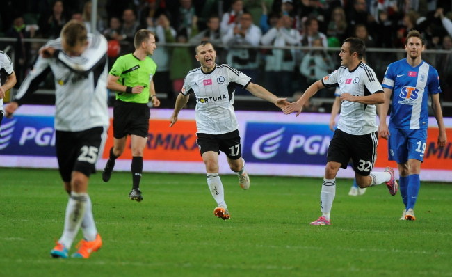 Gracz stołecznej Legii Tomasz Brzyski (C) fetuje strzelenie gola Lechowi Poznań /Bartłomiej  Zborowski /PAP