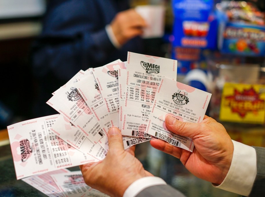 Gracz wybiera pięć liczb od 1 do 70 i dodatkową od 1 do 25. /ERIK S. LESSER /PAP/EPA