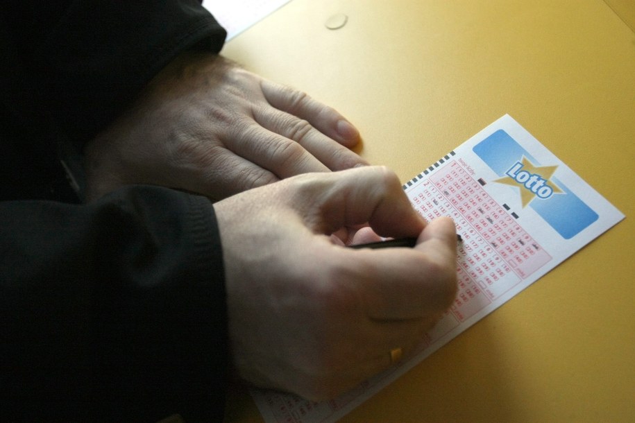 Gracz wypełnia kupon /Piotr Polak /PAP