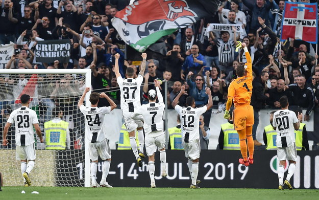 Gracze Juventusu - wśród nich Wojciech Szczęsny - cieszą się z zapewnienia sobie ósmego z rzędu tytułu mistrzów Włoch /ALESSANDRO DI MARCO  /PAP/EPA