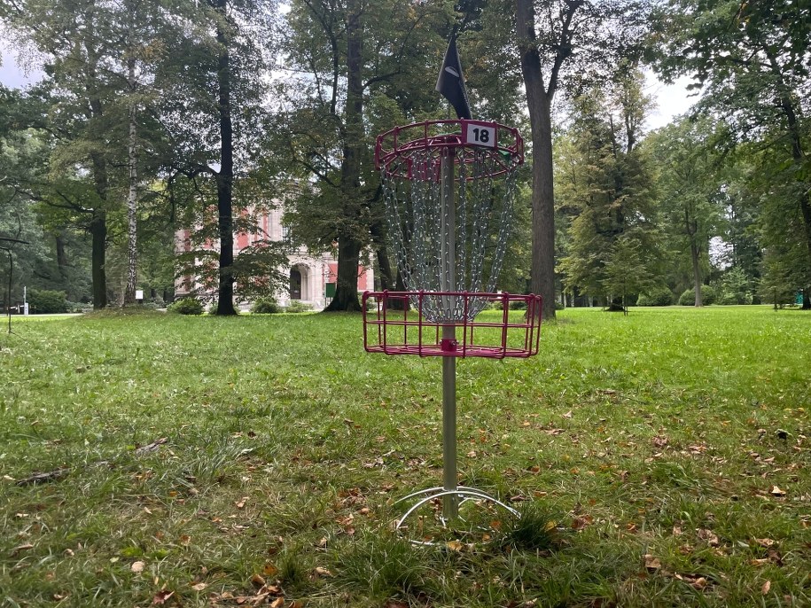 Gracze muszą rzucić dyskiem do specjalnego kosza /Kuba Kaługa /RMF FM