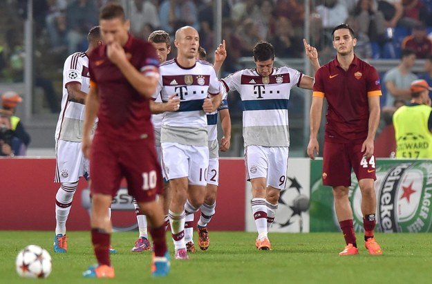 Gracze Romy (w czerwonych strojach) i Bayernu po bramce Roberta Lewandowskiego na 0:3 /ETTORE FERRARI /PAP/EPA