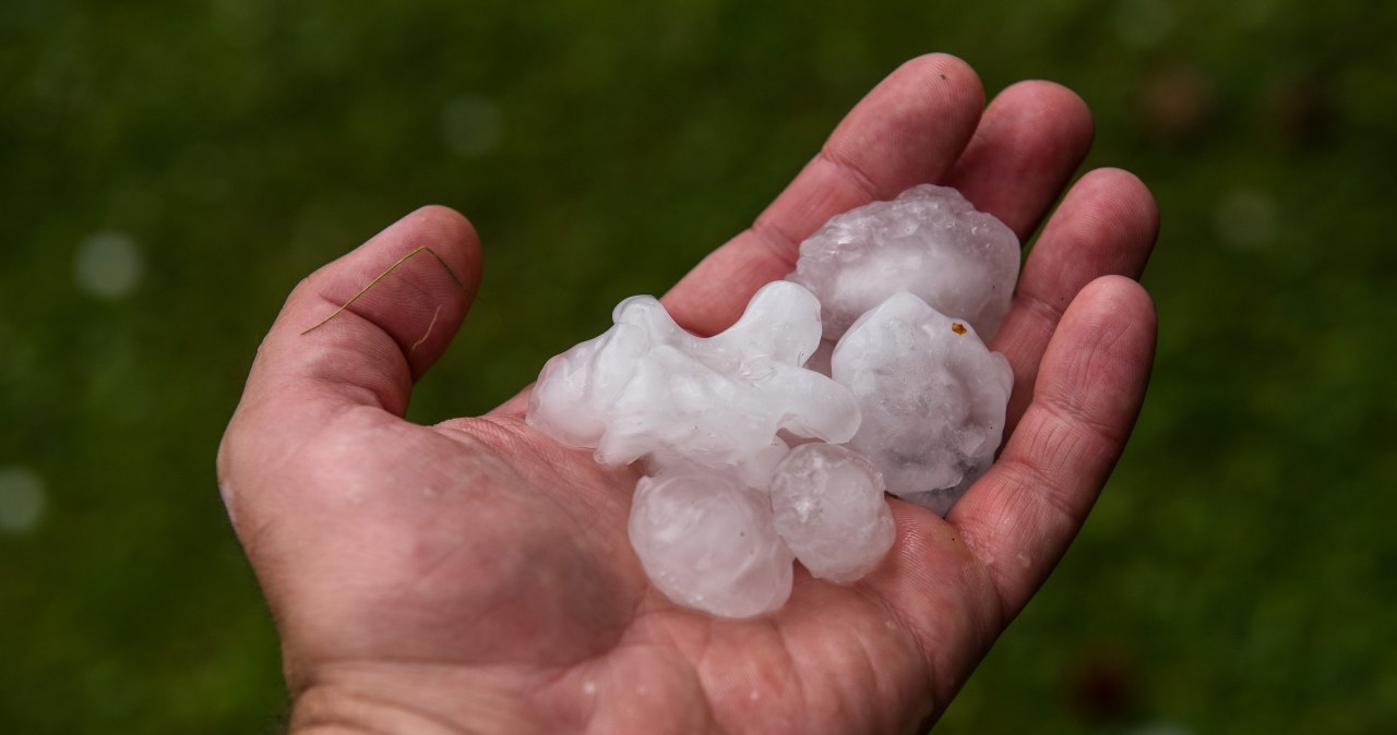 Grad wielkości pięciu centymetrów / Marcin Szkodzinski /Agencja FORUM