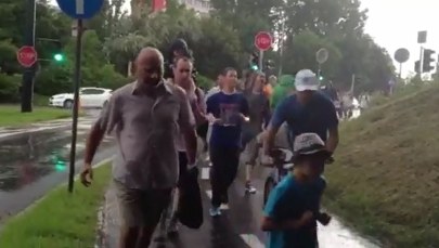 Grad wilekości piłek spadł w Warszawie