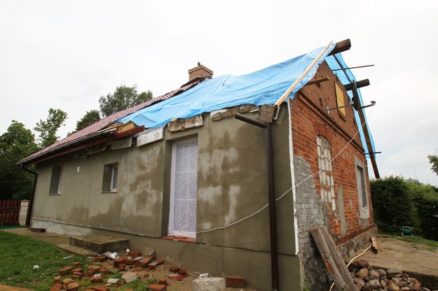 Gradobicie uszkodziło dachy 24 domów /Tomasz Waszczuk /PAP