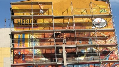 Grafficiarze wymalowali na ścianie kamienicy gigantyczną wiewiórkę. ZDJĘCIA