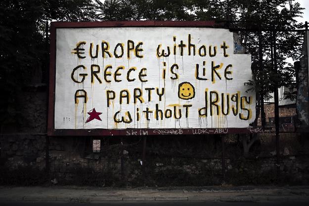 Graffiti autorstwa ulicznego artysty - "Europa bez Grecji jest jak impreza bez narkotyków" /AFP
