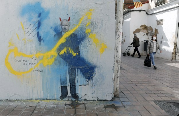 Graffiti przeciwko Putinowi w hiszpańskiej Walencji /JUAN CARLOS CARDENAS /PAP/EPA