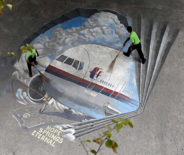 Graffiti przedstawiające zaginionego Boeinga 777 /DENNIS M. SABANGAN /PAP/EPA