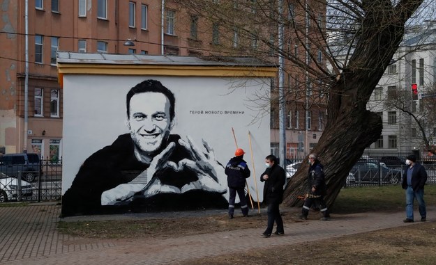 Graffiti z wizerunkiem Aleksieja Nawalnego w Petersburgu /ANATOLY MALTSEV  /PAP/EPA