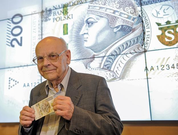 Grafik Andrzej Heidrich prezentuje zaprojektowany przez siebie nowy banknot o nominale 200 złotych /PAP