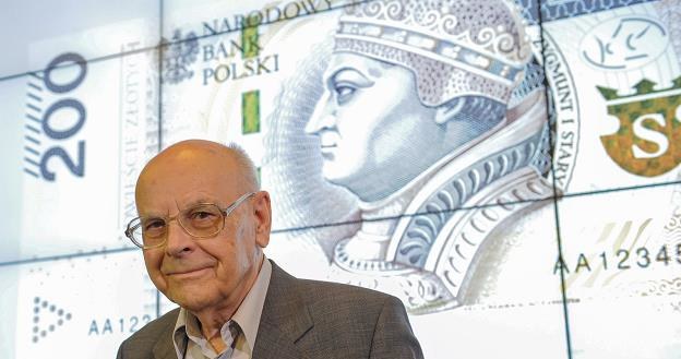 Grafik Andrzej Heidrich prezentuje zaprojektowany przez siebie nowy banknot o nominale 200 złotych /PAP
