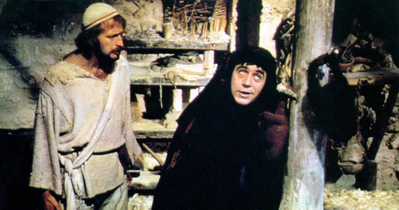 Graham Chapman i Terry Jones jako Brian i jego matka w filmie "Żywot Briana" /Python/All Film Archive/Mary Evans/East News /East News