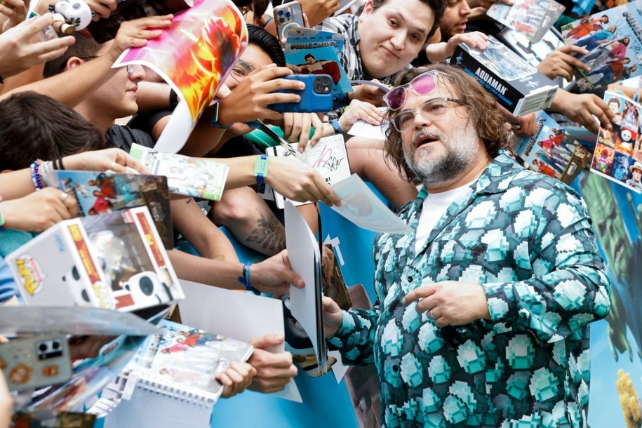 Grający w "Minecratf. Film" Jack Black w otoczeniu fanów /Victor Chavez/Shutterstock /East News